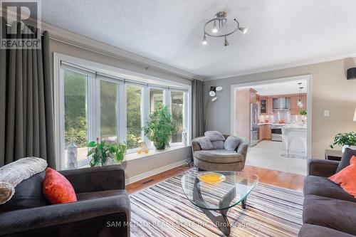 6127 Cheega Court, Mississauga (Meadowvale), ON - Indoor Photo Showing Living Room