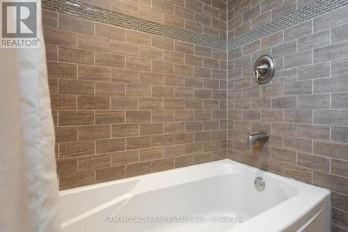 6127 Cheega Court, Mississauga (Meadowvale), ON - Indoor Photo Showing Bathroom