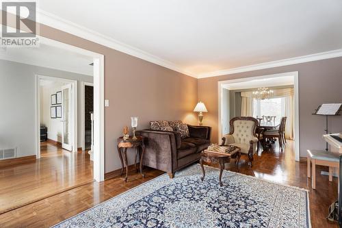 6127 Cheega Court, Mississauga (Meadowvale), ON - Indoor Photo Showing Living Room