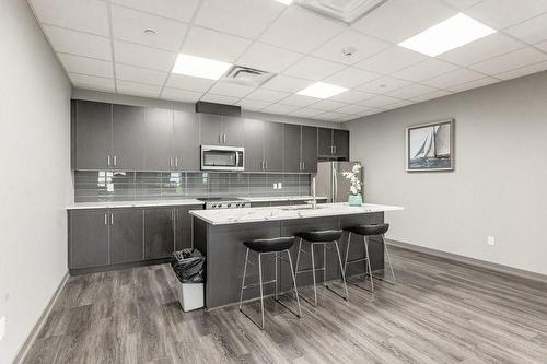 81 Robinson Street|Unit #804, Hamilton, ON - Indoor Photo Showing Kitchen With Upgraded Kitchen