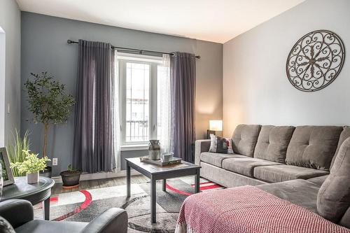 6 Peter Street, Hamilton, ON - Indoor Photo Showing Living Room