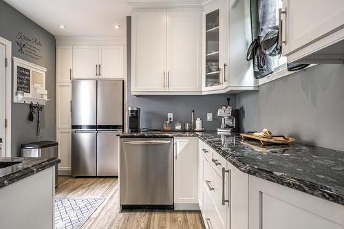 6 Peter Street, Hamilton, ON - Indoor Photo Showing Kitchen With Upgraded Kitchen