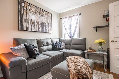 6 Peter Street, Hamilton, ON - Indoor Photo Showing Living Room