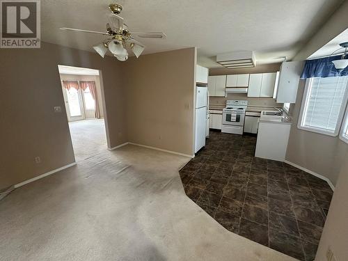 4405 Crystal Drive, Vernon, BC - Indoor Photo Showing Kitchen