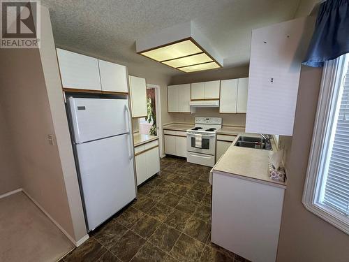 4405 Crystal Drive, Vernon, BC - Indoor Photo Showing Kitchen With Double Sink