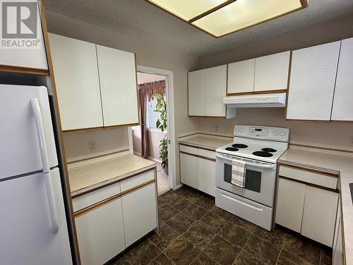 4405 Crystal Drive, Vernon, BC - Indoor Photo Showing Kitchen