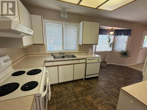 4405 Crystal Drive, Vernon, BC - Indoor Photo Showing Kitchen With Double Sink