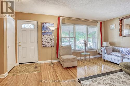 26 Ashwick Drive, Toronto (Clairlea-Birchmount), ON - Indoor Photo Showing Living Room