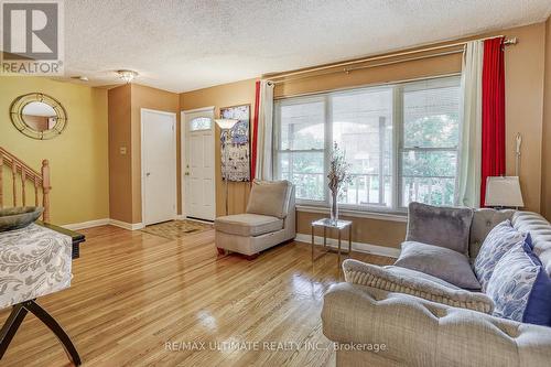 26 Ashwick Drive, Toronto (Clairlea-Birchmount), ON - Indoor Photo Showing Living Room