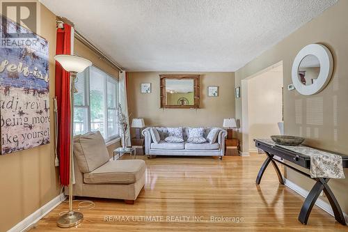 26 Ashwick Drive, Toronto (Clairlea-Birchmount), ON - Indoor Photo Showing Living Room