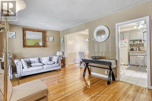 26 Ashwick Drive, Toronto (Clairlea-Birchmount), ON - Indoor Photo Showing Living Room