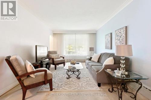 90 Spears Street, Toronto (Rockcliffe-Smythe), ON - Indoor Photo Showing Living Room