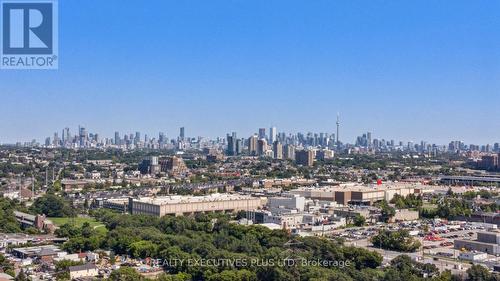 90 Spears Street, Toronto (Rockcliffe-Smythe), ON - Outdoor With View