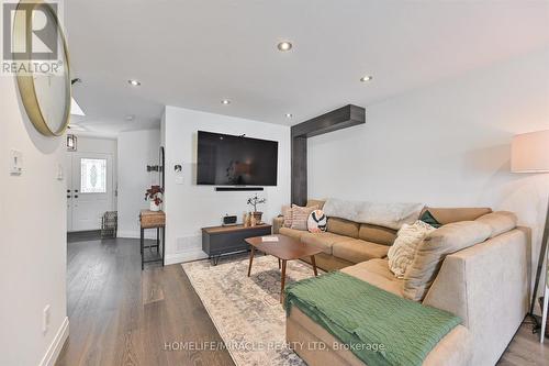 3943 Nightshade Lane, Mississauga, ON - Indoor Photo Showing Living Room