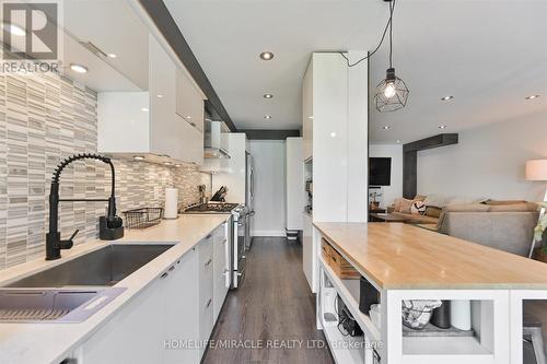 3943 Nightshade Lane, Mississauga, ON - Indoor Photo Showing Kitchen With Upgraded Kitchen