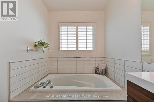 3943 Nightshade Lane, Mississauga (Lisgar), ON - Indoor Photo Showing Bathroom