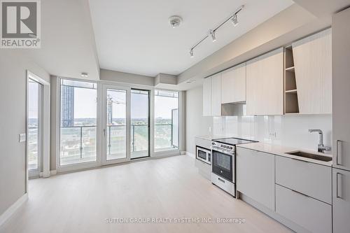 1407 - 3900 Confederation Parkway, Mississauga, ON - Indoor Photo Showing Kitchen