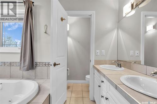 422 Beechmont Place, Saskatoon, SK - Indoor Photo Showing Bathroom