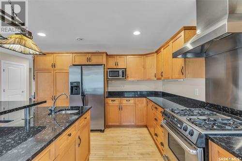 422 Beechmont Place, Saskatoon, SK - Indoor Photo Showing Kitchen