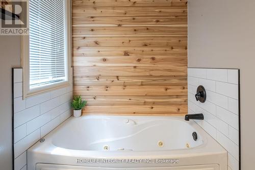 30 Montebello Terrace, New Tecumseth, ON - Indoor Photo Showing Bathroom