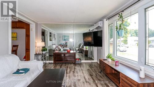 321 St Vincent Street, Barrie (Wellington), ON - Indoor Photo Showing Living Room