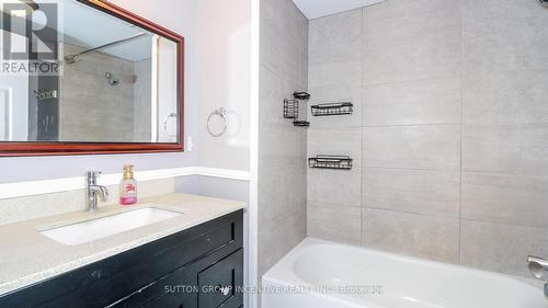 321 St Vincent Street, Barrie (Wellington), ON - Indoor Photo Showing Bathroom