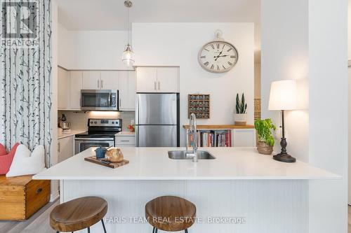 Gph4 - 111 Worsley Street, Barrie (City Centre), ON - Indoor Photo Showing Kitchen With Upgraded Kitchen