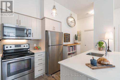 Gph4 - 111 Worsley Street, Barrie (City Centre), ON - Indoor Photo Showing Kitchen With Upgraded Kitchen