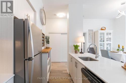 Gph4 - 111 Worsley Street, Barrie (City Centre), ON - Indoor Photo Showing Kitchen