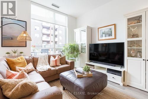 Gph4 - 111 Worsley Street, Barrie (City Centre), ON - Indoor Photo Showing Living Room