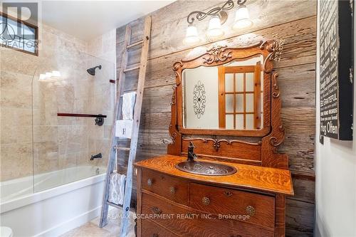 769 Old York Road, Burlington (Grindstone), ON - Indoor Photo Showing Bathroom