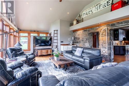 769 Old York Road, Burlington (Grindstone), ON - Indoor Photo Showing Living Room