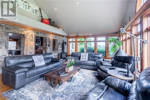 769 Old York Road, Burlington (Grindstone), ON - Indoor Photo Showing Living Room