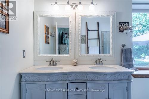 769 Old York Road, Burlington (Grindstone), ON - Indoor Photo Showing Bathroom