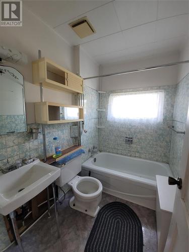 40 Church Street, Eastport, NL - Indoor Photo Showing Bathroom