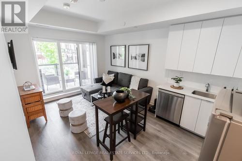 210 - 120 Canon Jackson Drive, Toronto (Beechborough-Greenbrook), ON - Indoor Photo Showing Living Room