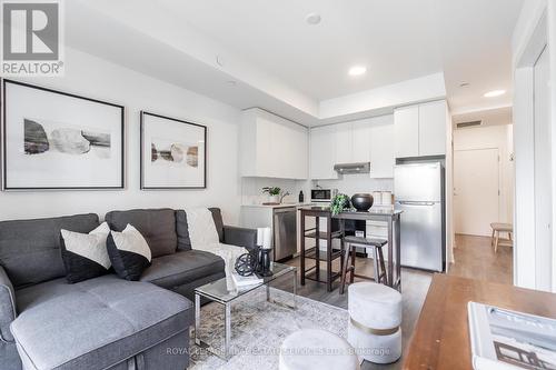 210 - 120 Canon Jackson Drive, Toronto (Beechborough-Greenbrook), ON - Indoor Photo Showing Living Room