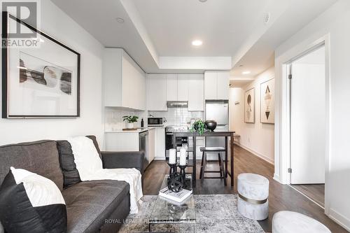 210 - 120 Canon Jackson Drive, Toronto (Beechborough-Greenbrook), ON - Indoor Photo Showing Living Room