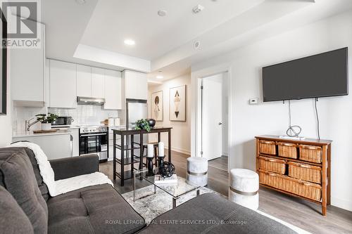 210 - 120 Canon Jackson Drive, Toronto (Beechborough-Greenbrook), ON - Indoor Photo Showing Living Room