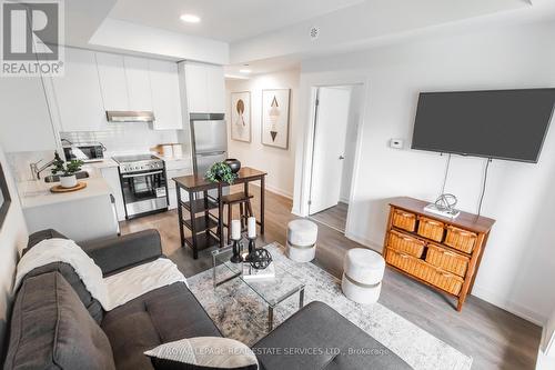 210 - 120 Canon Jackson Drive, Toronto (Beechborough-Greenbrook), ON - Indoor Photo Showing Living Room