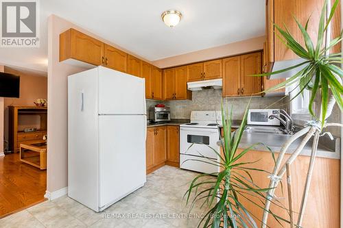 1075 Johnson'S Lane, Mississauga (Clarkson), ON - Indoor Photo Showing Kitchen With Double Sink