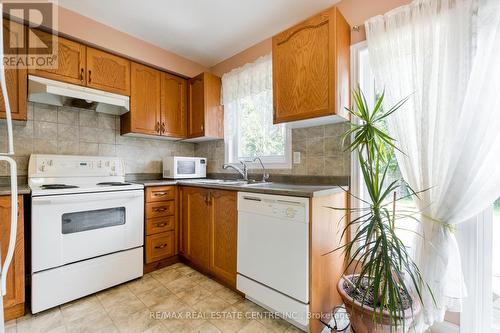 1075 Johnson'S Lane, Mississauga (Clarkson), ON - Indoor Photo Showing Kitchen With Double Sink