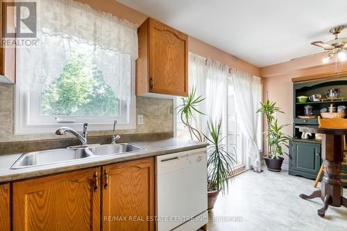 1075 Johnson'S Lane, Mississauga (Clarkson), ON - Indoor Photo Showing Kitchen With Double Sink