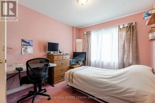 1075 Johnson'S Lane, Mississauga (Clarkson), ON - Indoor Photo Showing Bedroom