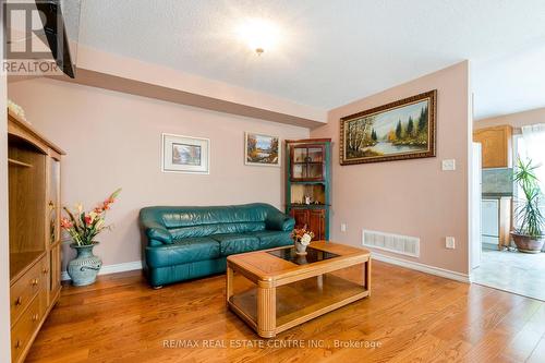 1075 Johnson'S Lane, Mississauga (Clarkson), ON - Indoor Photo Showing Living Room