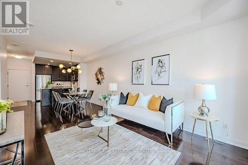 715 - 551 Maple Avenue, Burlington (Brant), ON - Indoor Photo Showing Living Room