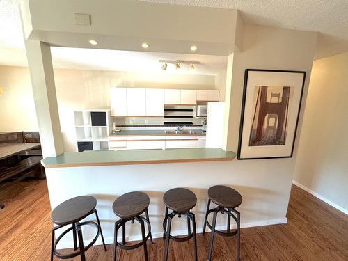 306 - 40 Ridgemont Avenue, Fernie, BC - Indoor Photo Showing Kitchen