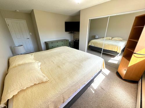 306 - 40 Ridgemont Avenue, Fernie, BC - Indoor Photo Showing Bedroom