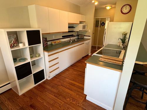 306 - 40 Ridgemont Avenue, Fernie, BC - Indoor Photo Showing Kitchen With Double Sink