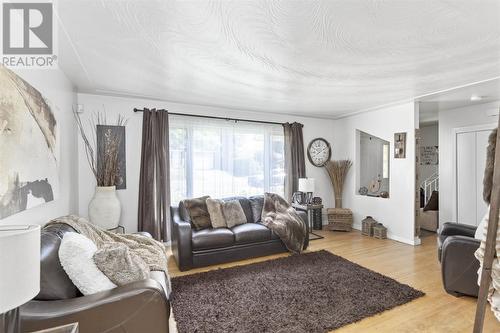 811 Pine St, Sault Ste. Marie, ON - Indoor Photo Showing Living Room